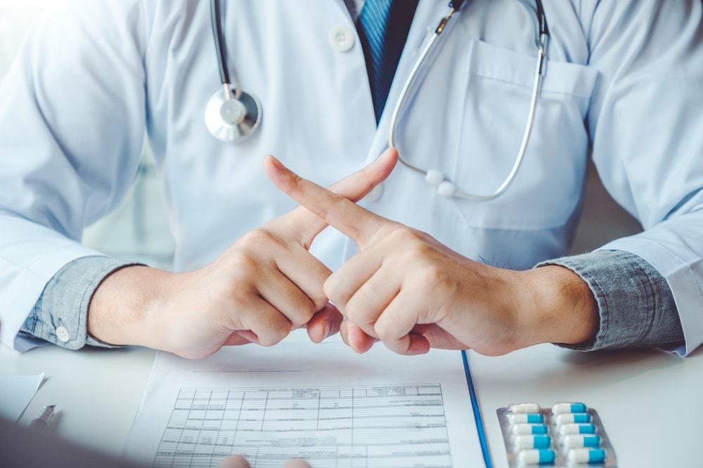Alerte aux médecins spécialistes des maladies infectieuses : signaler les diverses contre-indications aux patients.