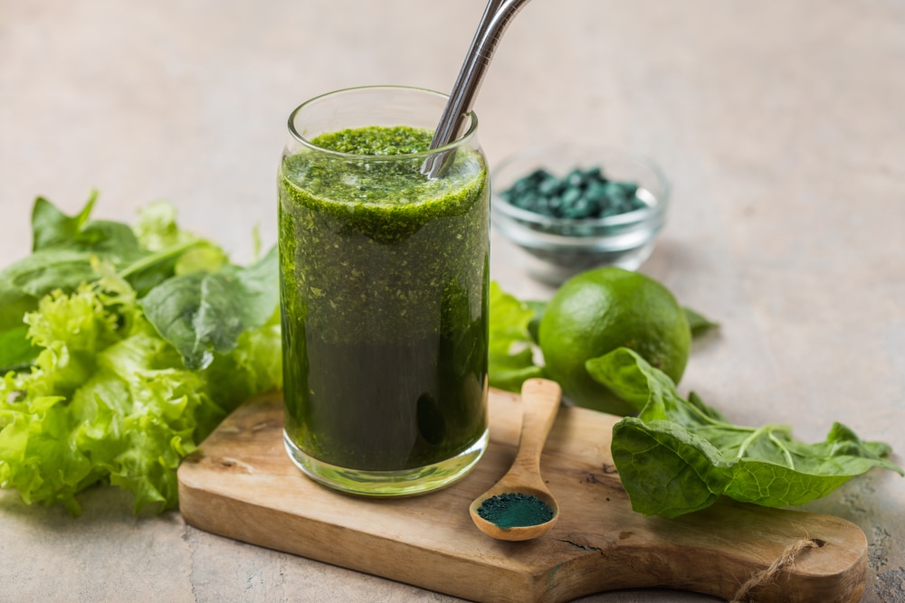 Smoothie vert à la spiruline. Jeune orge, chlorelle et spiruline. Super-aliment détox.